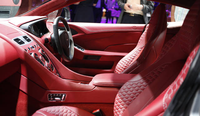 <strong>Aston Martin Vanquish｜アストンマーティン ヴァンキッシュ</strong>