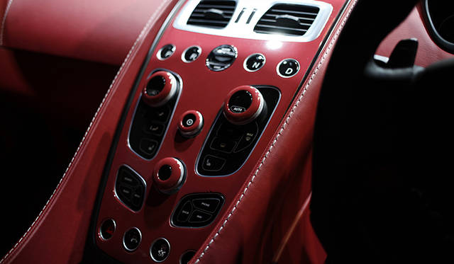 <strong>Aston Martin Vanquish｜アストンマーティン ヴァンキッシュ</strong>