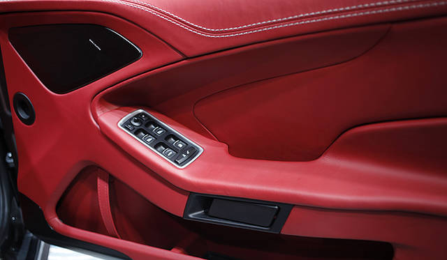 <strong>Aston Martin Vanquish｜アストンマーティン ヴァンキッシュ</strong>
