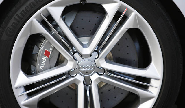 <strong>Audi S8｜アウディ S8</strong>　試乗車はセラミックブレーキ（124万円）のオプションを設定していた