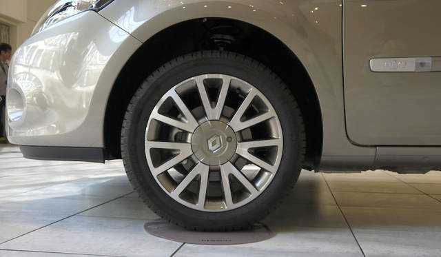 <strong>Renault Lutecia Initiale Paris｜ルノー ルーテシア イニシャル・パリ</strong>