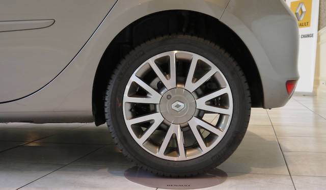 <strong>Renault Lutecia Initiale Paris｜ルノー ルーテシア イニシャル・パリ</strong>