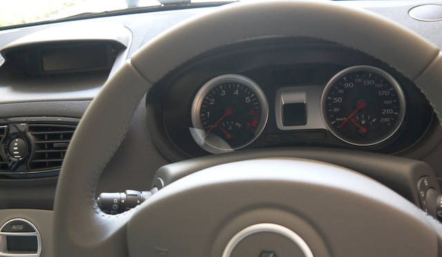 <strong>Renault Lutecia Initiale Paris｜ルノー ルーテシア イニシャル・パリ</strong>