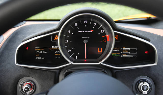 <strong>McLaren MP4-12C｜マクラーレン MP4-12C</strong><br />独特の配置ながら、コンパクトに必要な情報がまとまったパネル部分