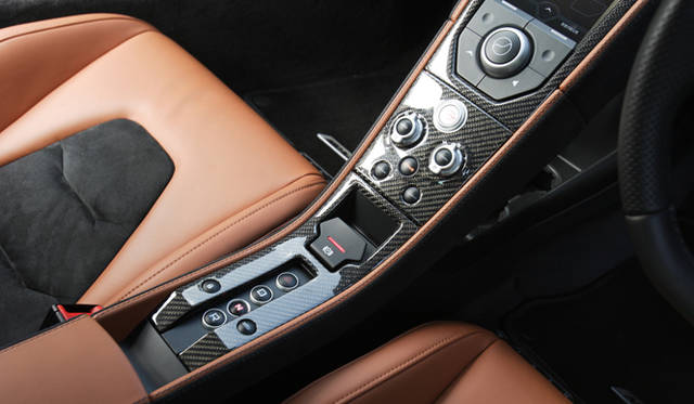 <strong>McLaren MP4-12C｜マクラーレン MP4-12C</strong><br />センターコンソールでは、走行にかんする設定をおこなう