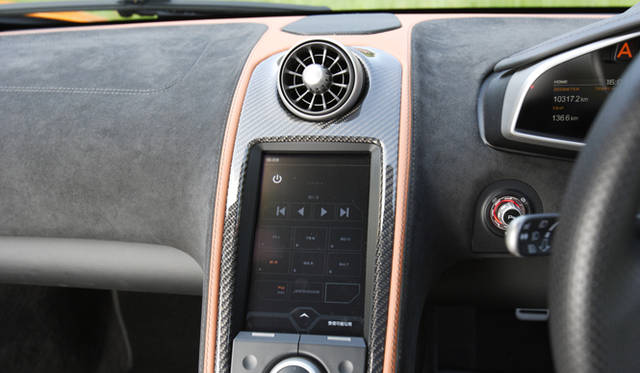 <strong>McLaren MP4-12C｜マクラーレン MP4-12C</strong><br />オーディオ関係の操作はこのタッチパネルと下のスイッチからおこなう　音響はメリディアン製だ