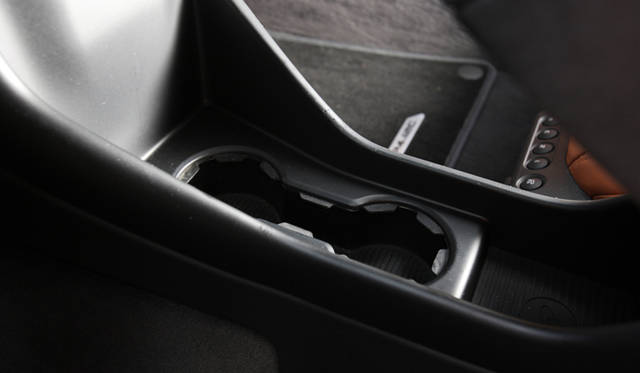 <strong>McLaren MP4-12C｜マクラーレン MP4-12C</strong><br />コンソールの背後にドリンクホルダーを備える