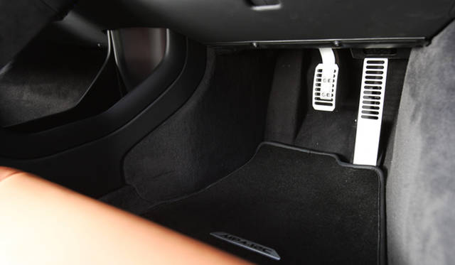 <strong>McLaren MP4-12C｜マクラーレン MP4-12C</strong><br />左足でも自然なブレーキ操作ができるように配置されたペダル　ここにもレーシングカーのノウハウが息づく