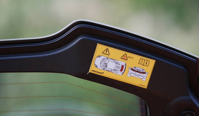 <strong>McLaren MP4-12C｜マクラーレン MP4-12C</strong><br />排気管の近辺は熱くなるので注意！