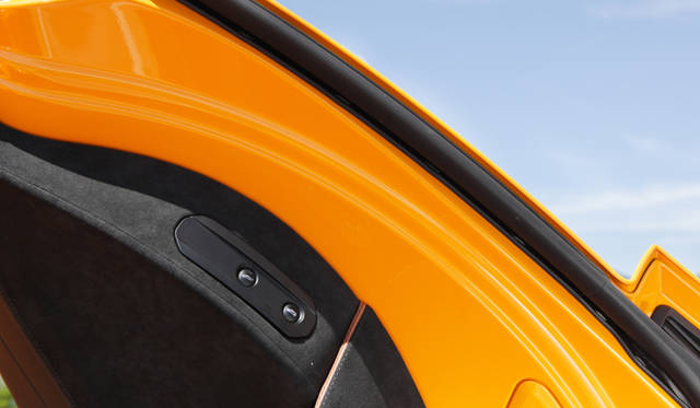 <strong>McLaren MP4-12C｜マクラーレン MP4-12C</strong><br />トランクルームやエンジンフードをあけるのは、ドアについたこのボタン