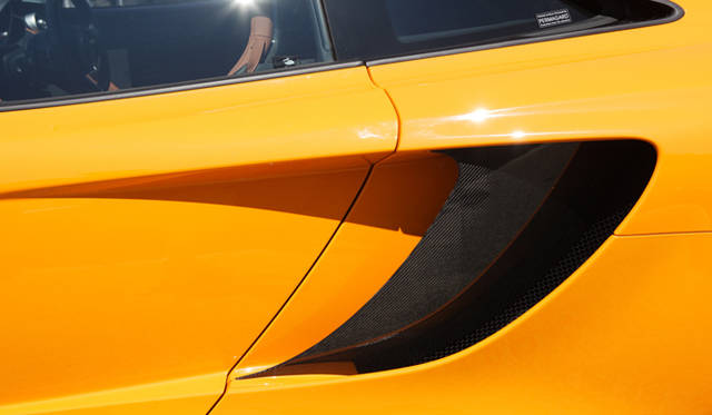 <strong>McLaren MP4-12C｜マクラーレン MP4-12C</strong><br />ドアの開閉にはパネルを撫でる