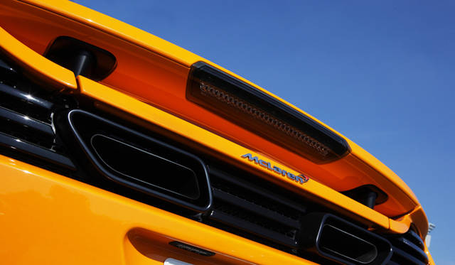 <strong>McLaren MP4-12C｜マクラーレン MP4-12C</strong><br />排気はここからおこなう