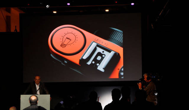 <strong>Leica｜ライカ</strong>　17日の発表会での、X2ポール・スミス エディションのお披露目。電球マークが大写しに。 発表者は、ライカカメラAG　CEO　アルフレッド・ショプフ氏