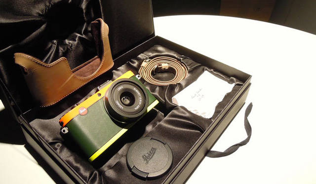 <strong>Leica｜ライカ</strong>　製品パッケージもポール・スミス氏のデザインで、これは内箱。さらに限定モデルであることを証明する手書きの証明書をセットした、グリーンの外箱の中に収められる