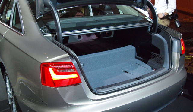 <strong>Audi A6 hybrid｜アウディ A6 ハイブリッド</strong>　リチウムイオンバッテリーを搭載し、トランクルームには段差がある