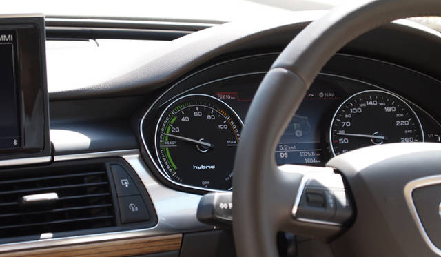 <strong>Audi A6 hybrid｜アウディ A6 ハイブリッド</strong><br />回転計のかわりにパワーメーターがつく　回生、電気走行、低負荷のエンジンでの走行、高負荷のエンジン走行、エンジンとモーターではしるブーストモードと、段階的にメーターがすすむ