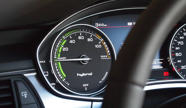 <strong>Audi A6 hybrid｜アウディ A6 ハイブリッド</strong><br />回転計のかわりにパワーメーターがつく　回生、電気走行、低負荷のエンジンでの走行、高負荷のエンジン走行、エンジンとモーターではしるブーストモードと、段階的にメーターがすすむ