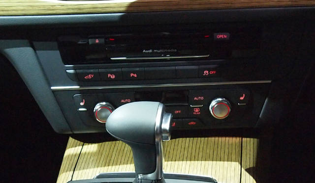 <strong>Audi A6 hybrid｜アウディ A6 ハイブリッド</strong><br />EVモードのスイッチは上段左