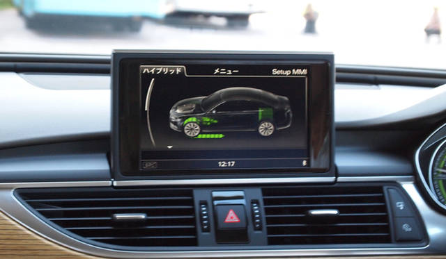 <strong>Audi A6 hybrid｜アウディ A6 ハイブリッド</strong>　走行中はエネルギーの流れをモニターに表示できる　写真はEV走行中