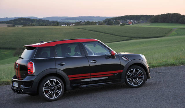 <strong>MINI John Cooper Works Crossover｜ミニ ジョン・クーパー・ワークス クロスオーバー</strong>
