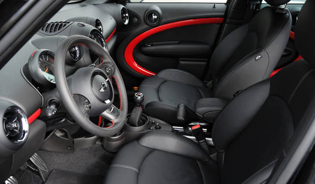 <strong>MINI John Cooper Works Crossover｜ミニ ジョン・クーパー・ワークス クロスオーバー</strong>