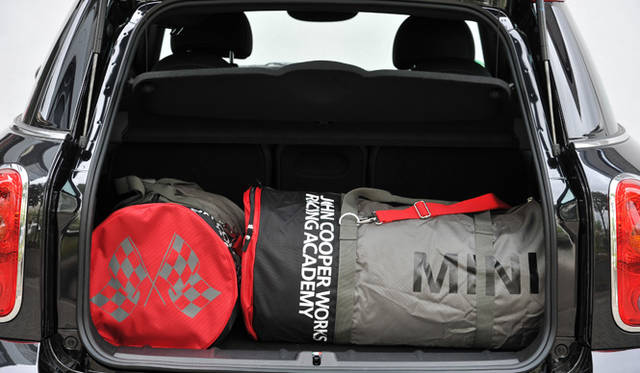 <strong>MINI John Cooper Works Crossover｜ミニ ジョン・クーパー・ワークス クロスオーバー</strong><br />荷室容量は通常350リットル、分割可倒式リアシートを倒すと1,170リットルに拡大する
