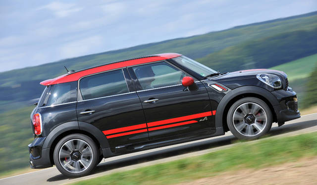 <strong>MINI John Cooper Works Crossover｜ミニ ジョン・クーパー・ワークス クロスオーバー</strong>