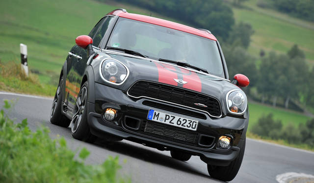 <strong>MINI John Cooper Works Crossover｜ミニ ジョン・クーパー・ワークス クロスオーバー</strong>