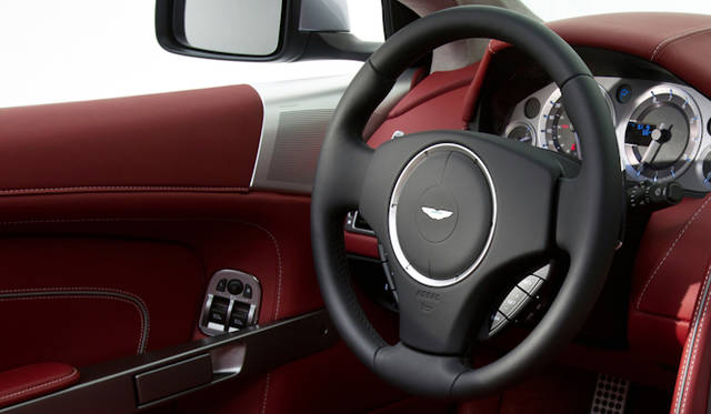 <strong>Aston Martin DB9｜アストンマーティン DB9</strong>