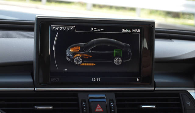 <strong>Audi A6 hybrid｜アウディ A6 ハイブリッド</strong><br />エネルギーの流れをしめすモニター 写真はエンジンによる走行中のもの