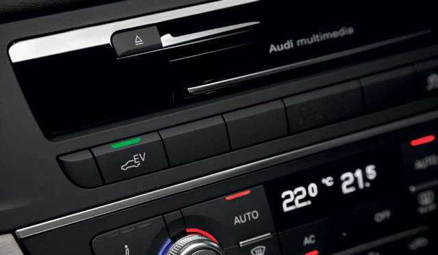 <strong>Audi A6 hybrid｜アウディ A6 ハイブリッド</strong><br />バッテリーがつづく限り電気自動車として走行する「EV」ボタン　時速60kmであれば最長3km走行可能　最高速度は100km/h