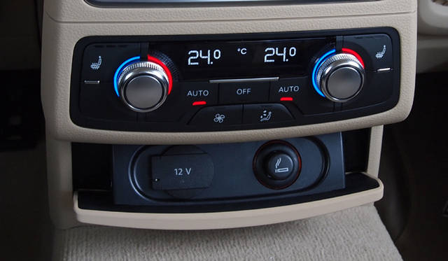 <strong>Audi A6 hybrid｜アウディ A6 ハイブリッド</strong><br />センターコンソール　リヤシート側