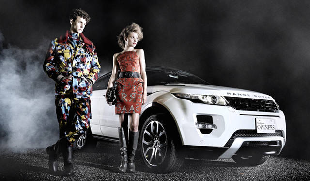 <strong>Range Rover EVOQUE x VERSACE</strong><br /><br />MAN：ブルゾン22万500円　ハイネックカットソー7万8750円　パンツ10万7100円　グローブ4万4100円　ブーツ10万800円<br />WOMAN：ドレス 37万6950円　ベルト 11万7600円　バッグ 13万8600円　ブーツ 15万4350円<br />すべてVERSACE（ヴェルサーチ ジャパン　Tel. 03-3569-1611）
