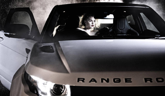 <strong>Range Rover EVOQUE x VERSACE</strong><br /><br />グローブ 7万7700円<br />VERSACE（ヴェルサーチ ジャパン　Tel. 03-3569-1611）