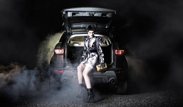 <strong>Range Rover EVOQUE x LANVIN</strong><br /><br />ドレス 40万6350円　ネックレス 21万円　イヤリング 14万700円　ベルト 10万6050円　グローブ 7万9800円（参考色） バッグ 15万1200円(参考価格) シューズ 17万7450円<br />すべてLANVIN（ランバン ジャパン　Tel. 03-3289-2782）