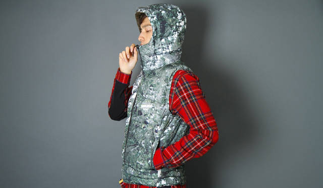 <strong>ミノトール2012秋冬コレクション『SYNERGISTIC』</strong>　ハンティングダウンベストのリバーシブル地には、日本の誇るJAXA(宇宙航空研究開発機構)所有の衛星「だいち」に備えられている高精度センサ「PRISM」によって撮影された、ロンドン市街の画像を転写。イギリスらしさを、まったくあたらしいハイブリッド感で表現することに成功した。　ダウンベスト 2万9925円、シャツ 2万3625円