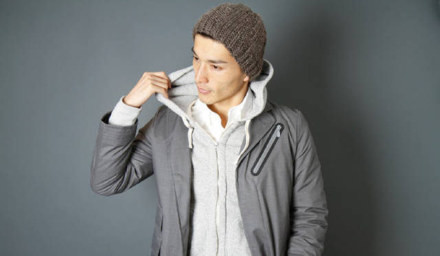 <strong>ミノトール2012秋冬コレクション『SYNERGISTIC』</strong>　ヴィンテージスウェットの風合いを再現するために、いまでは希少な和歌山県の吊り編み機でオリジナルの裏起毛の生地を制作した。　ニットキャップ 1万2600円、コート 6万6675円、スウェットパーカ 1万9950円