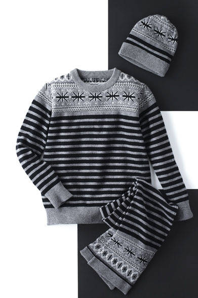 メイド・イン・ジャパンにこだわり、質の高いトラッドを日本から世界へ発進することを志したブランド、ザ・リバー。今シーズンは英国・ケンブリッジのCam Riverにかかる橋からインスパイアを受け、“ジェンツ・スタイル”への架け橋というダブルミーニングも込めて上質な大人のトラッドスタイルを提案している。この3点セットは、オーストラリア・ジローン産の生後6ヵ月のラムズウールを使用。オリジナルのノルディツク柄にユニオンジャックをモチーフに取り入れ、ボーダーと組み合わせている。<br /><br />ノルディックボーダーセーター2万9400円（ザ・リバー）<br />阪急メンズ東京4階（ガラージュ D.エディット）