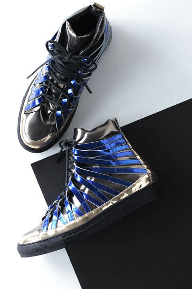 パリで鮮烈なデビューを飾り、今もっともヨーロッパのモード界が注目するデザイナー、ダミール・ドマ。不必要なもの排除し、シェイプとフォームの探求に集中するデザインは、一見シンプルでありながら、迫力あるシルエットを作り出す。阪急メンズ限定シューズは、大人気のハイカットスニーカーの別注で、グラディエーターのようなスタイルとカラーリングが新鮮。モードなスタイリングとも相性抜群で、力強い個性をアピールする。<br /><br />シューズ9万9750円（ダミール ドマ）<br />阪急メンズ東京4階（ガラージュ D.エディット）