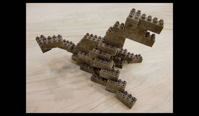 <strong>森のライフスタイル研究所</strong>　からまつブロック(1箱50ピース)で完成