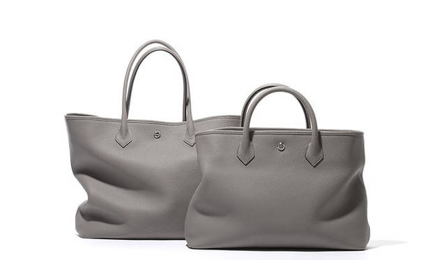 <strong>hinn｜ヒン</strong>　「Basic Tote L」（グレー）7万7700円（左）、「Wide Tote」（グレー）7万1400円