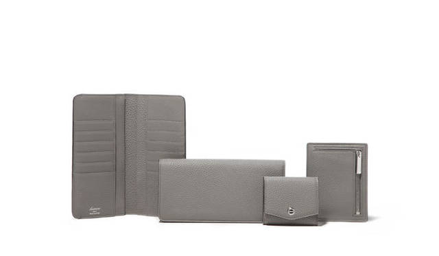 <strong>hinn｜ヒン</strong>　左から、「Slim Long Wallet」 4万2000円、「Long Wallet」 4万7250円、「Flap Coin Case」 1万8900円、「Card Case with Pocket」 2万3100円 すべてグレー