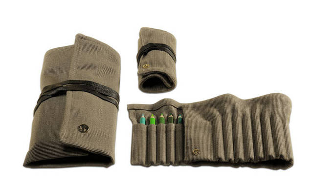 <strong>ARMANI / CASA│アルマーニ / カーザ</strong> 　「FOLON（フォロン）」水彩画セット4万7250円（左）、ステイショナリーセット3万1500円（上）、色鉛筆24色3万1500円（右下）