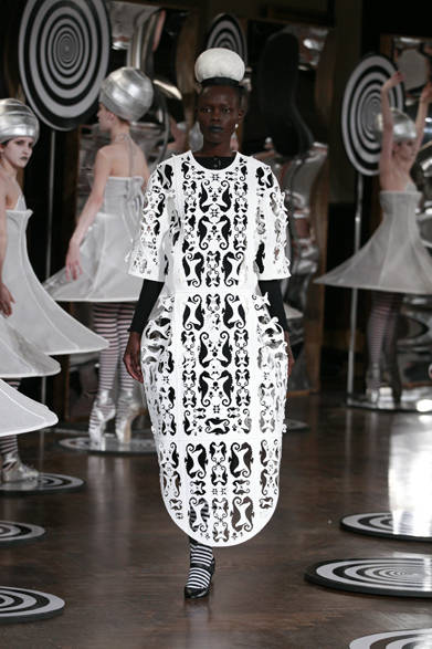 　2013年春夏コレクション　©Dan and Corina Lecca