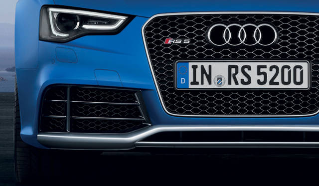 <strong>Audi RS5 Cabriolet｜アウディRS5 カブリオレ</strong><br />格子状のグリル、大きく膨らんだフェンダー（ブリスターフェンダー）などRSモデルならではの外観