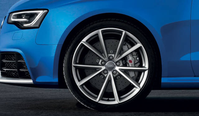 <strong>Audi RS5 Cabriolet｜アウディRS5 カブリオレ</strong><br />直径365mmのフロントベンチレーテッドディスクブレーキ