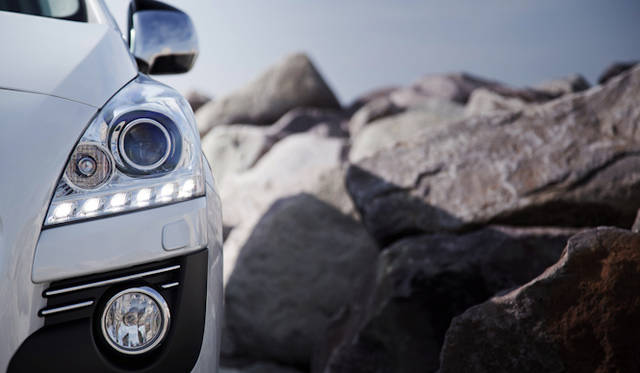 <strong>Peugeot 3008 Hybrid4｜プジョー 3008  ハイブリッド4</strong>