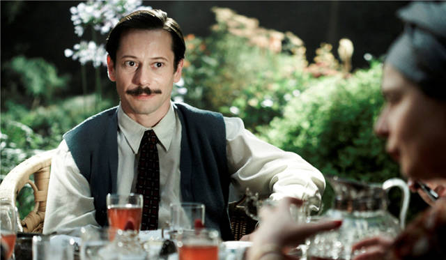 <strong>MOVIE｜チキンとプラム～あるバイオリン弾き、最後の夢～</strong>　天才音楽家ナセル・アリを演じる名優マチュー・アマルリック