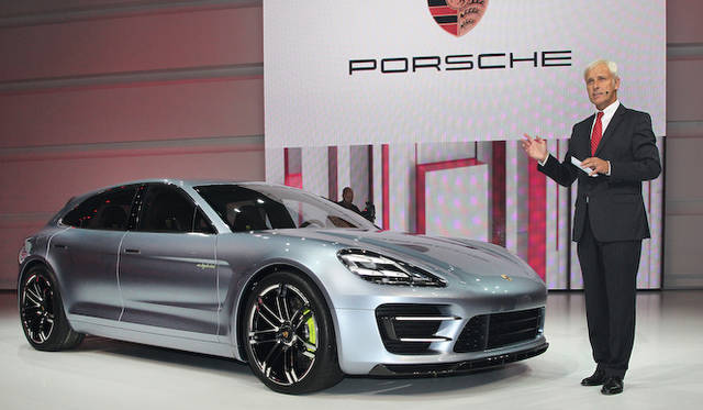 <strong>Volkswagen Group Night｜フォルクスワーゲン グループ ナイト</strong><br />ポルシェAGのチェアマン マティアス・ミューラー（ Matthias Müller）氏とパナメーラ スポーツツーリスモ