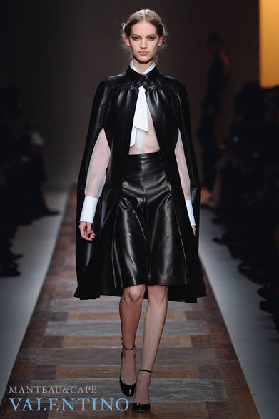 これまでのケープやポンチョはどこかカジュアルな印象が強かったが、今年はぐっとフェミニンに、よりミステリアスな女性像を印象づけるアイテムとして注目したい。<br /> <br /><strong>VALENTINO｜ヴァレンティノ</strong><br /> <br />ケープ　94万8150円<br /> <br />ヴァレンティノ インフォメーションデスク<br />Tel. 03-6384-3512